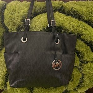 Michael Kors Signature Jet Set EW Top Zip Tote